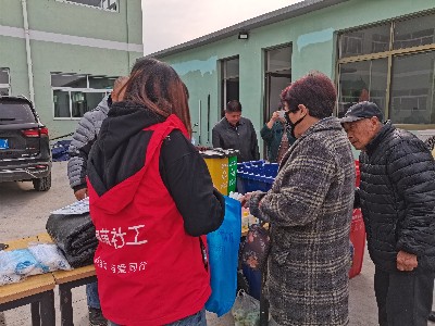 社工为服务对象讲解垃圾分类的重要性.jpg