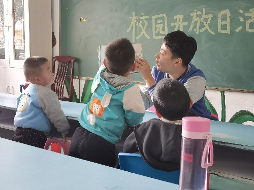社工和孩子们一起阅读绘本.jpg