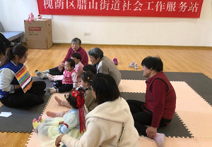 社工为小朋友们讲绘本.png