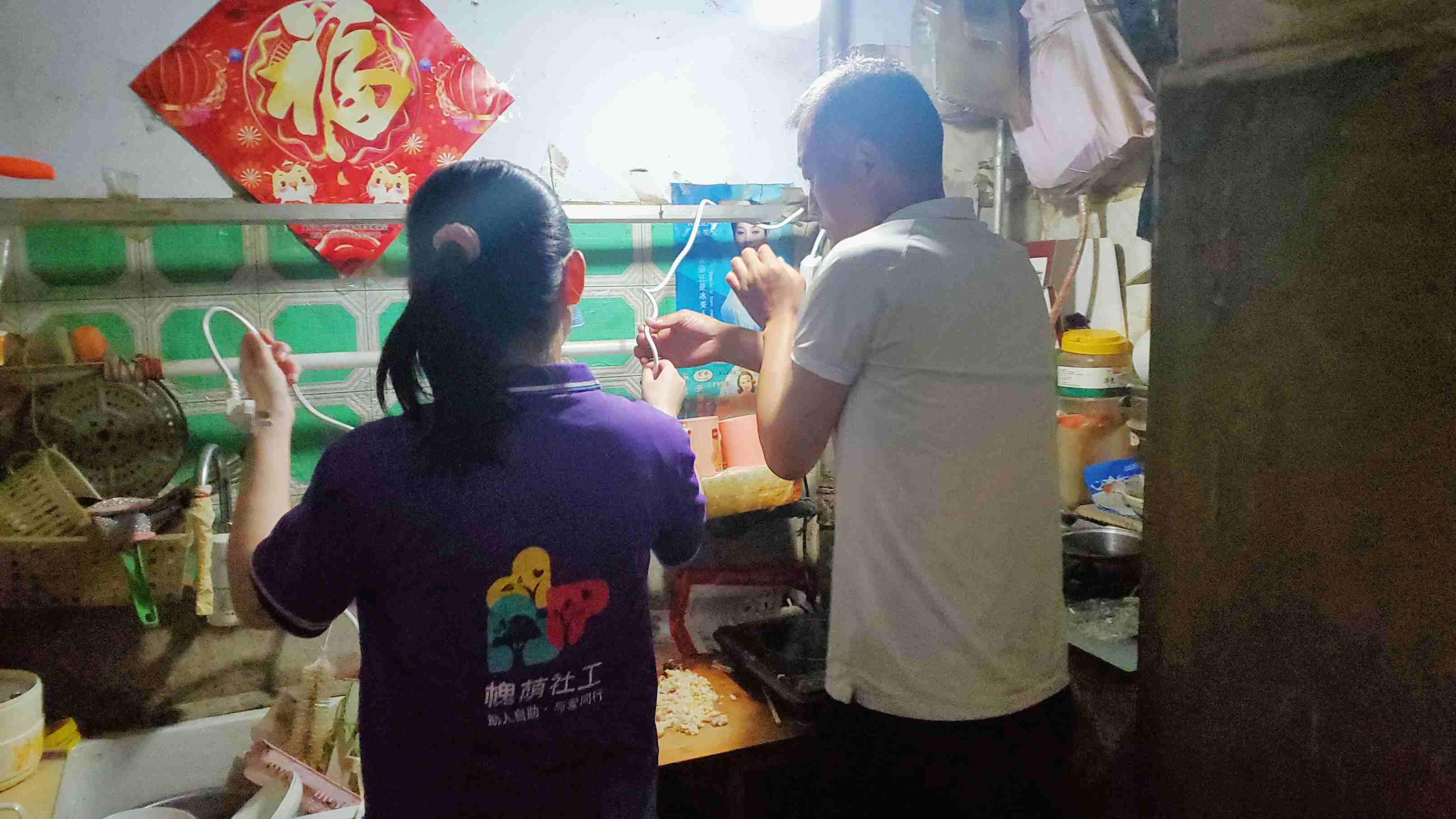 社工排查李大娘家存在的安全隐患.jpg