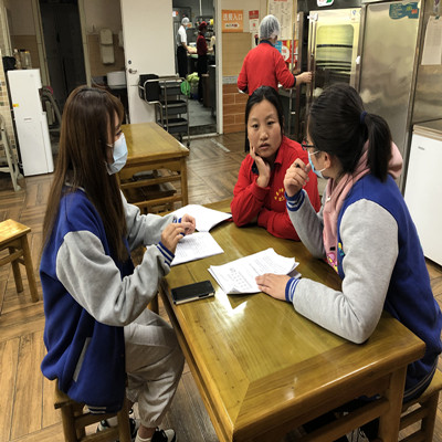 社工与超意兴吕经理进行商讨助餐窗口事宜_副本.jpg
