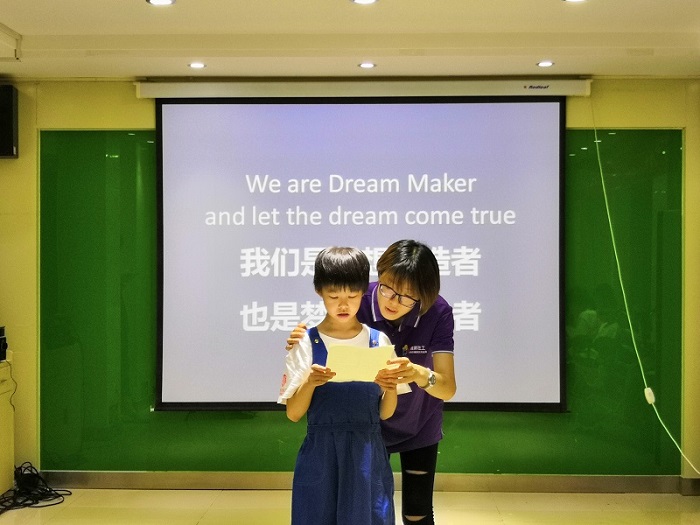 社工陪伴姜添羽读书.jpg