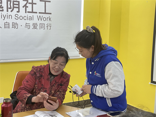 社工随机提问小组成员李老师手机学习掌握情况.jpg