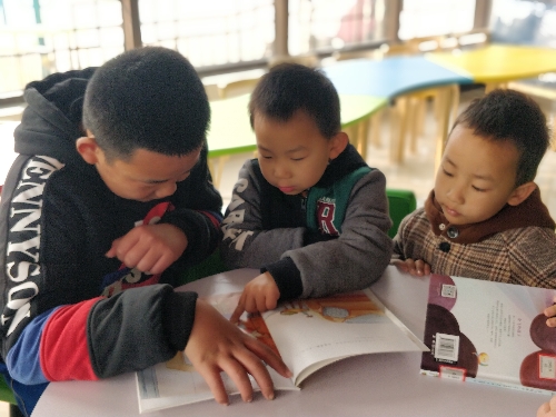 青少年与学龄前儿童共读绘本.jpg