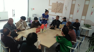 社工和党员一起读《论中国共产党历史》.jpg