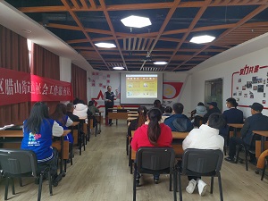 社区居民认真学习消防知识.jpg