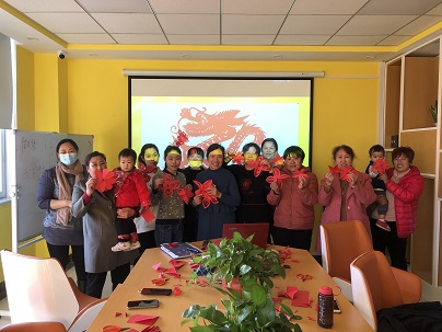 剪纸老师与村民合影.jpg