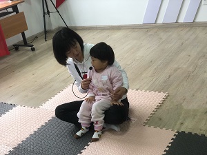 志愿者与小朋友互动.jpg