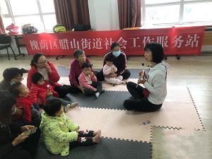 居民志愿者讲解《好饿的小蛇》.jpg