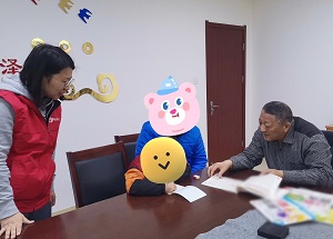 王传奎用自带硬笔书法练习贴教学困境儿童.jpg
