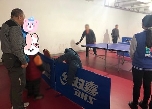 王传奎与社工一同带领服务对象参观乒乓球活动室.jpg