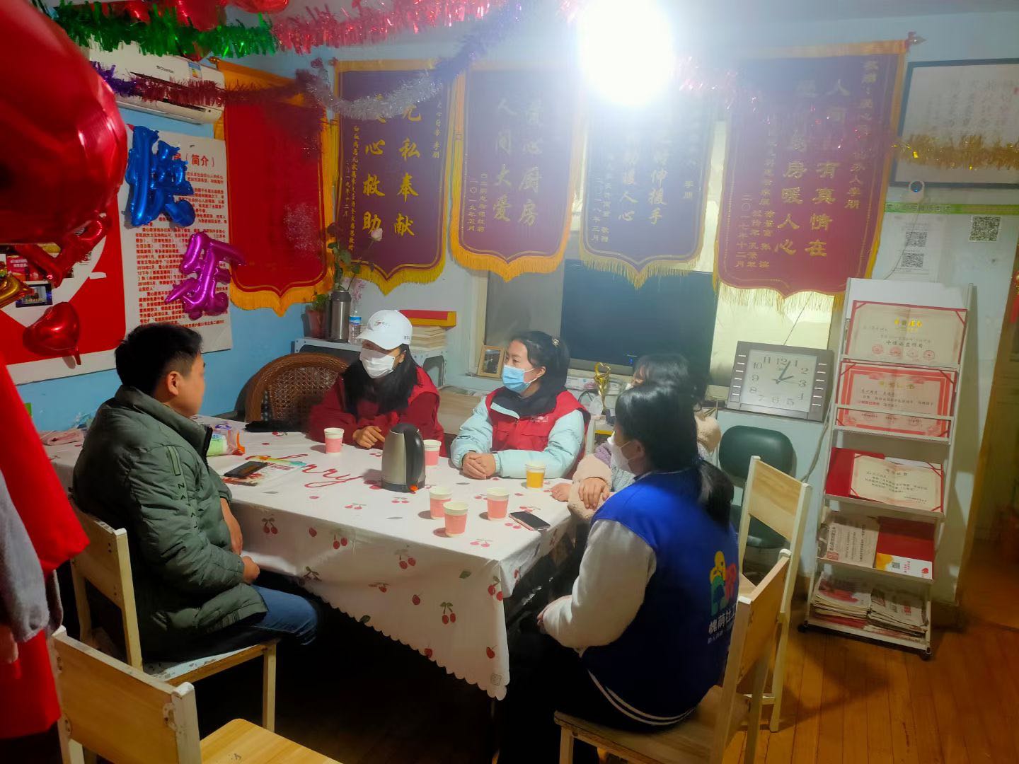 社工与爱心厨房负责人确定冬至活动方案.jpg 社工与爱心厨房负责人确定冬至活动方案.jpg