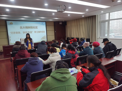 社区居民共同制作串珠_副本.jpg