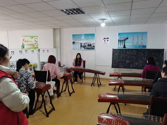 古筝老师现场授课.jpg
