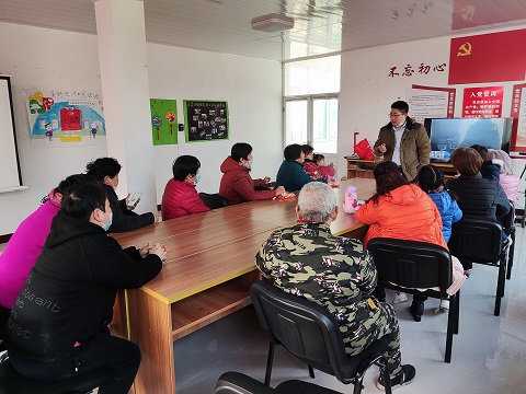 陈主任向村民讲解用火安全知识a.jpg