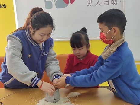 2.社工与青年合作制作沙包.jpg
