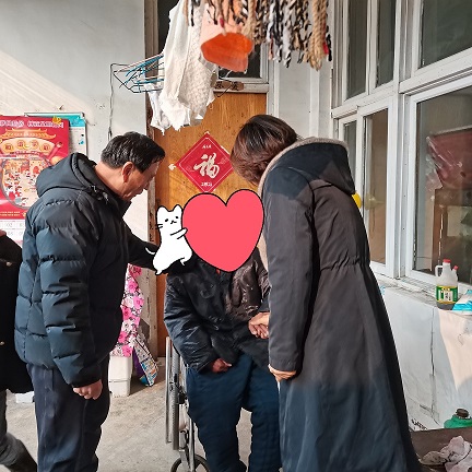 烟草局志愿者和村委一起慰问村残疾人.jpg