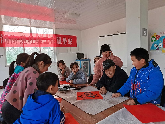 村能人骨干给小朋友讲解“福”字.jpg
