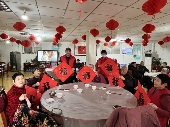 脸上都洋溢幸福的笑脸.jpg