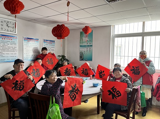 老人们收到福字.jpg