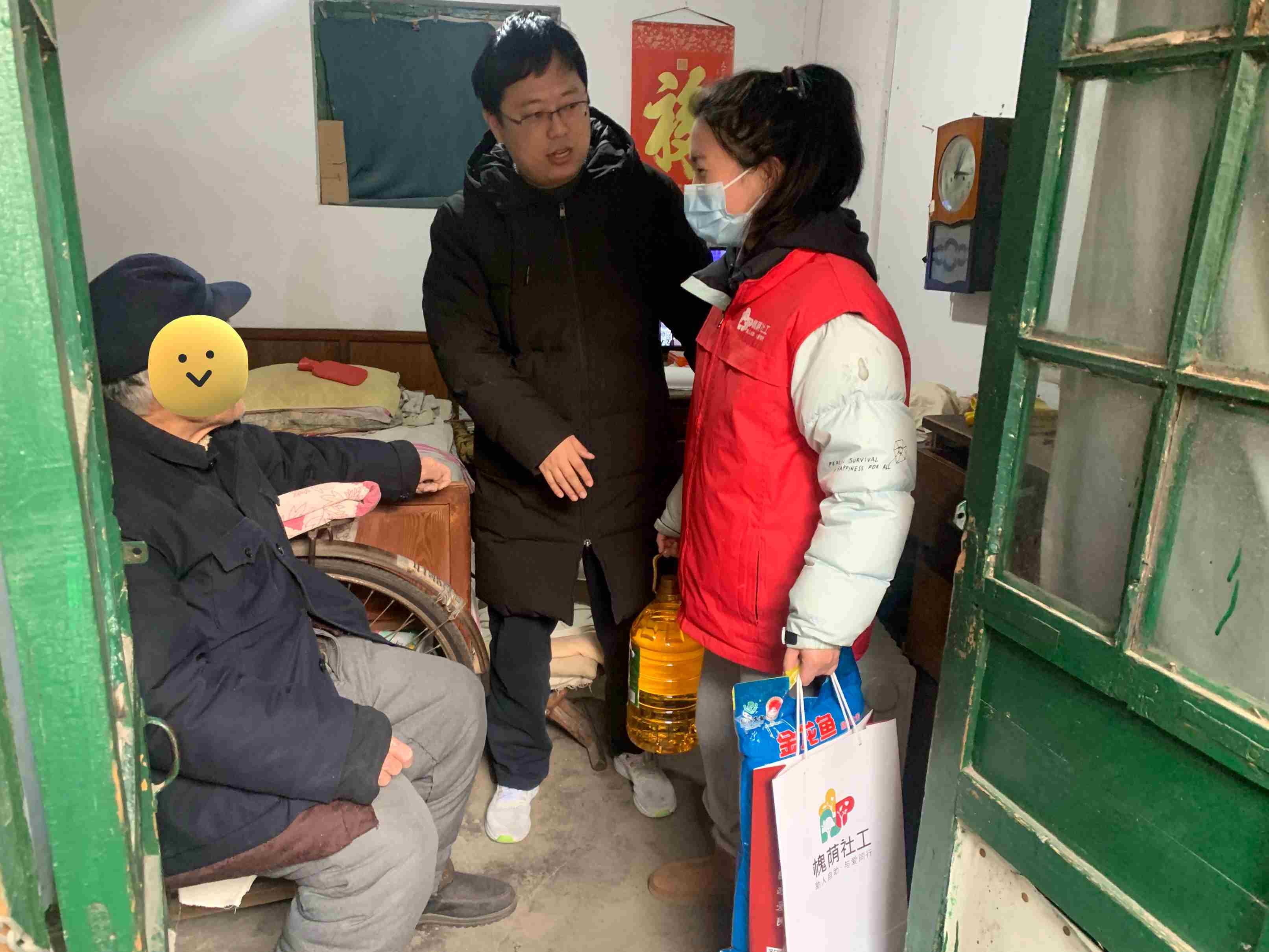 春节将至，五里沟街道社工站联合各社区居委会走访慰问辖区困难老年人，送去春节的祝福.jpg