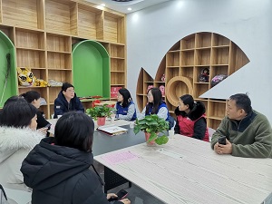 社工站社工与村两委成员沟通交流.jpg