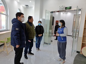 社工站社工参观张家庄村多功能室.jpg