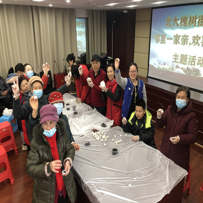 社工与居民一起制作元宵_副本.jpg