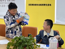 2.青少年志愿者介绍自己的画.jpg 2.青少年志愿者介绍自己的画.jpg