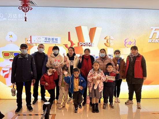 居民领取电影票.jpg