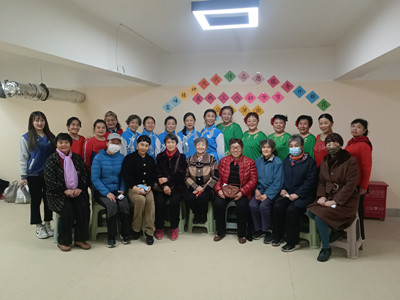 社工与志愿者、中高龄老人合影_副本.jpg