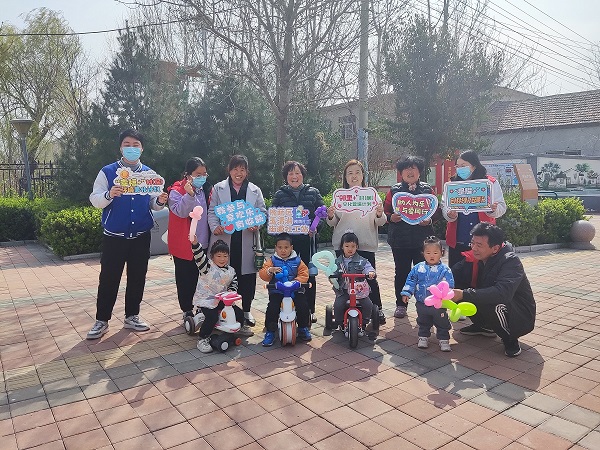 社工与到场村民进行合影.jpg