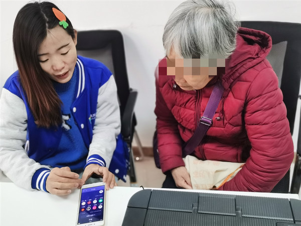 社工站社工一对一帮助失独老人讲解微信出示健康码和行程卡流程_副本.jpg
