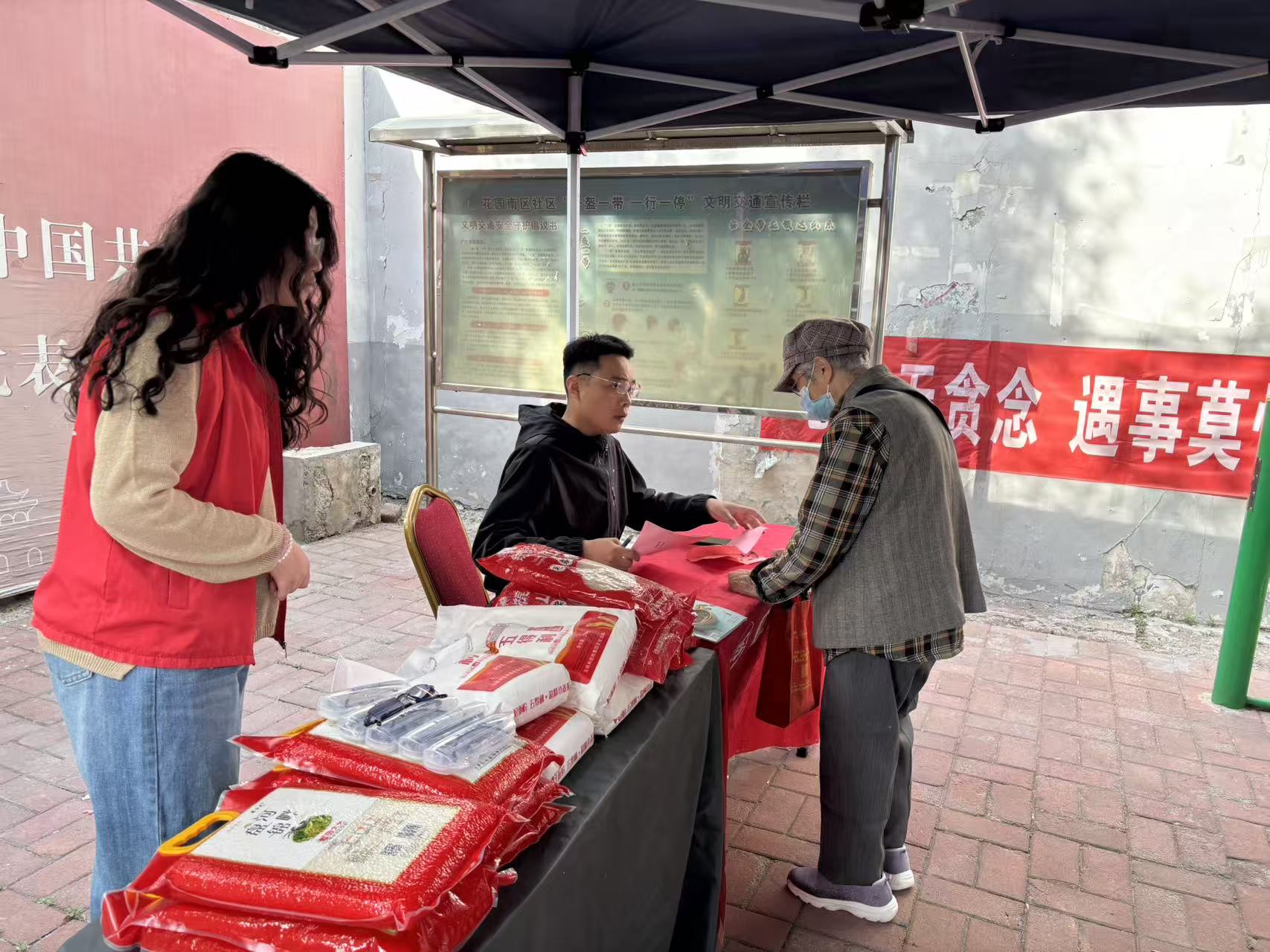 5.6爱心送暖见真情 移动宣传护平安 (2).jpg