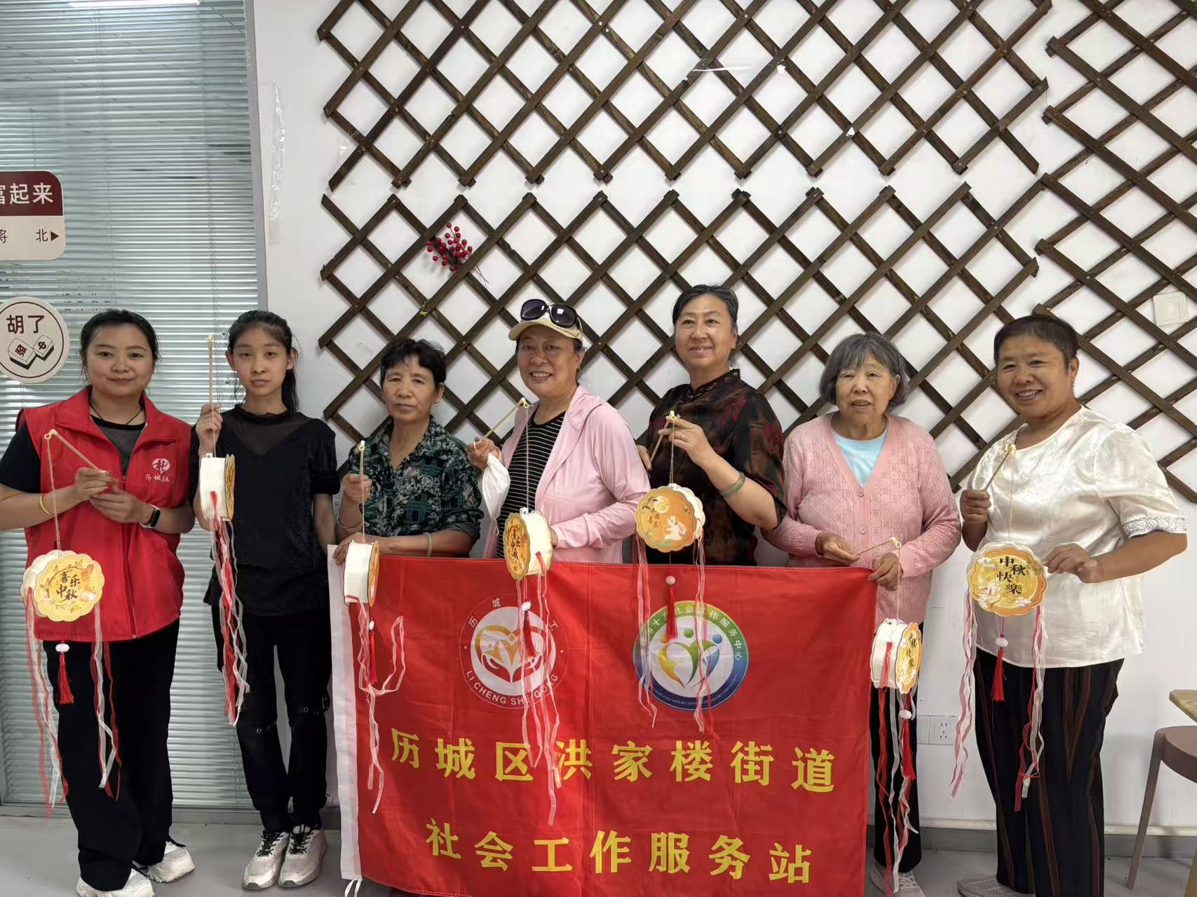 1789971055186580.jpg 9.21丝带绕明月 灯火话中秋 (2).jpg