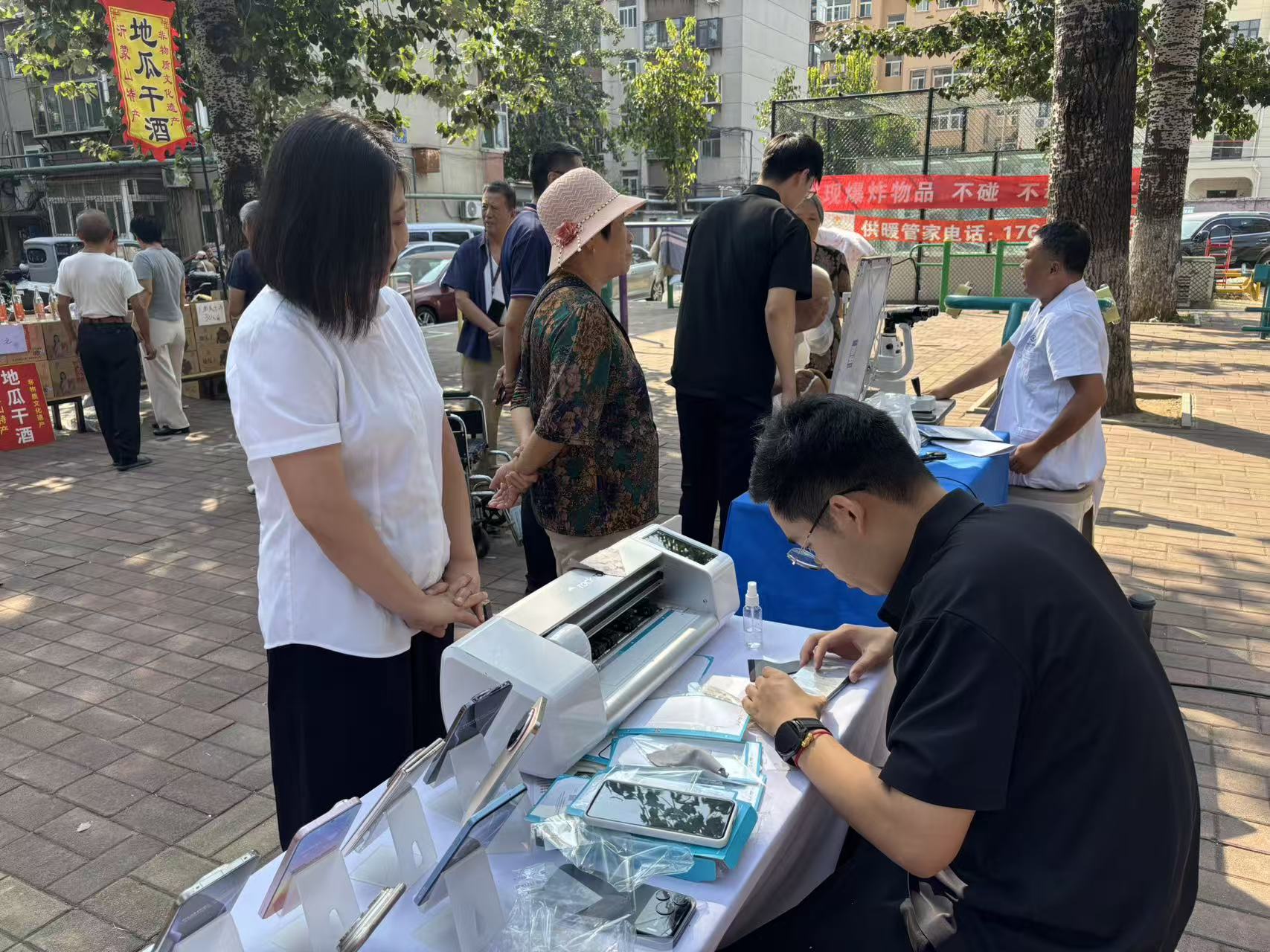 1791777664349664.jpg 10.12便民集市进社区 健康关爱送到家.jpg
