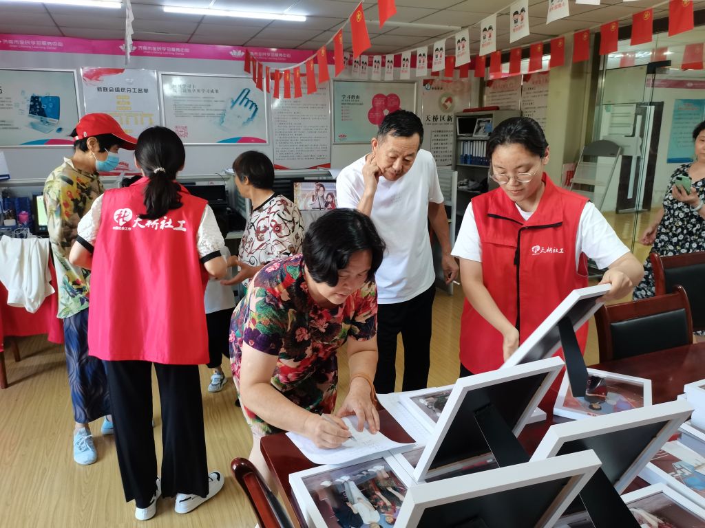 装点生活传递美好北园街道社工站摄影服务活动